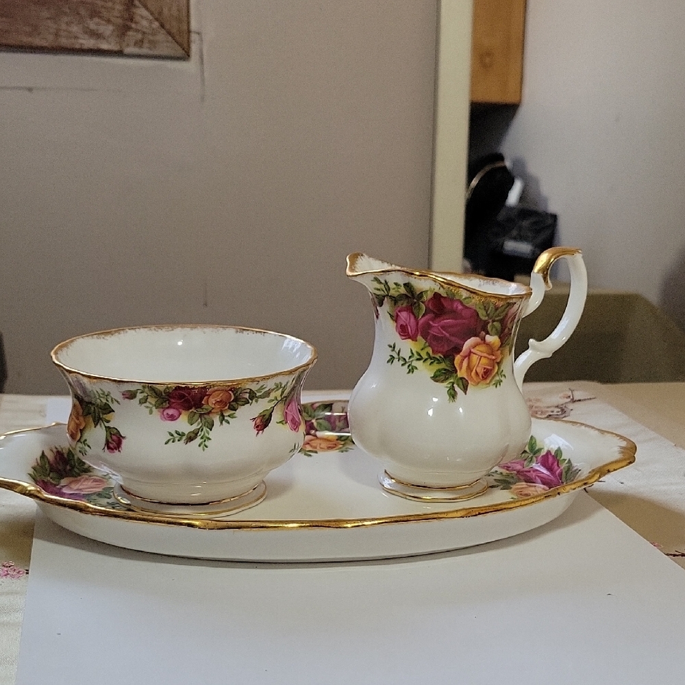 1962 Royal Albert~ Old Countrt Roses~ Cream & Sugar Set - Picture 1 of 4